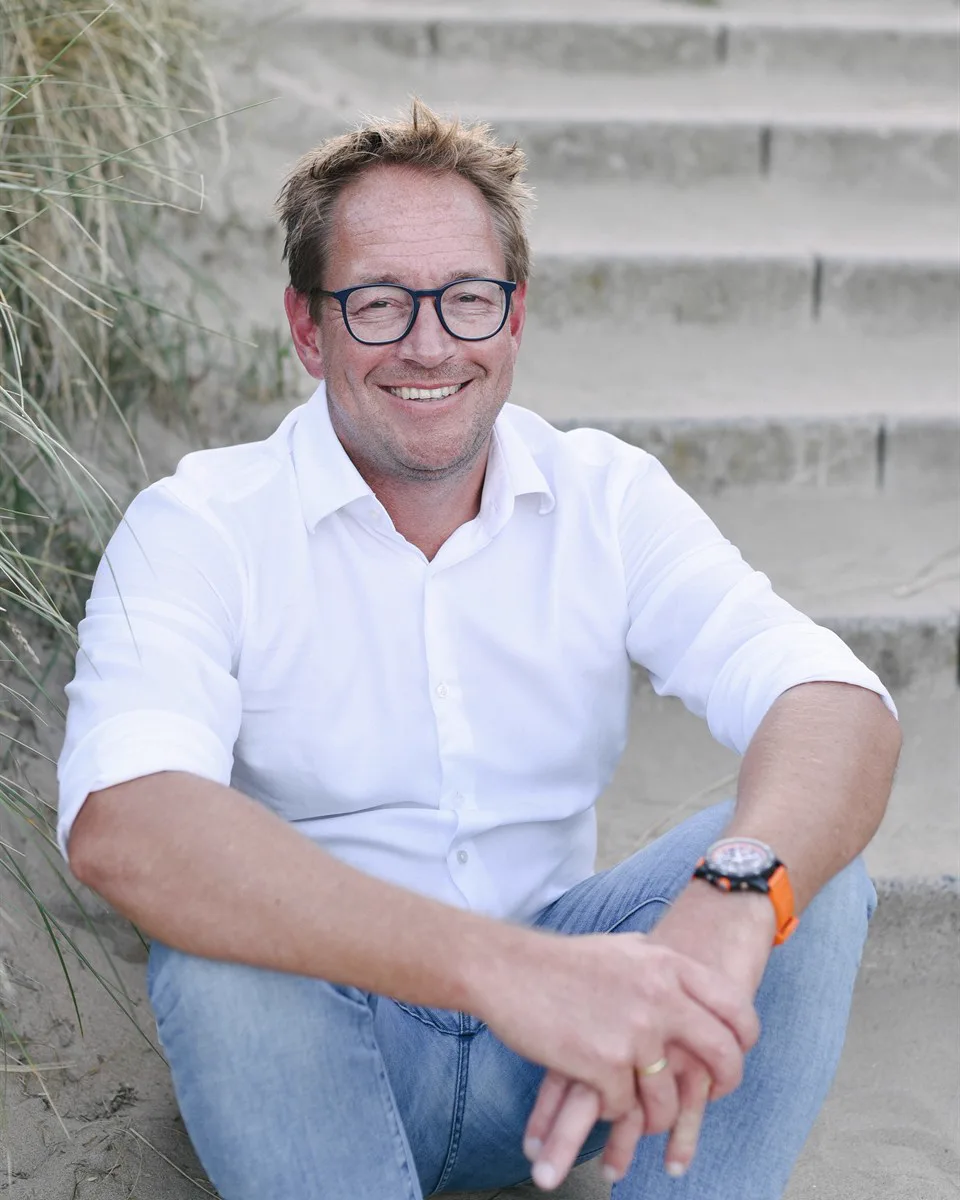 Bas Koppelman ontspannen zittend in de duinen